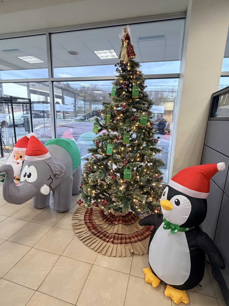 Steet Ponte Lincoln Christmas Tree with Gift Tags