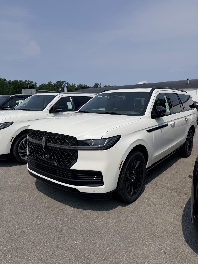 New Lincoln Navigator at Steet Ponte Lincoln