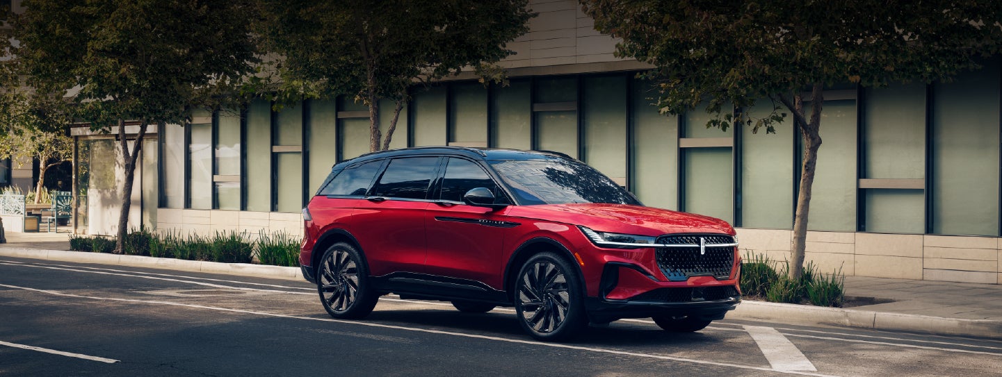A 2025 Lincoln Nautilus® SUV with an available hybrid powertrain is parked in an urban setting. | Steet-Ponte Lincoln in Yorkville NY