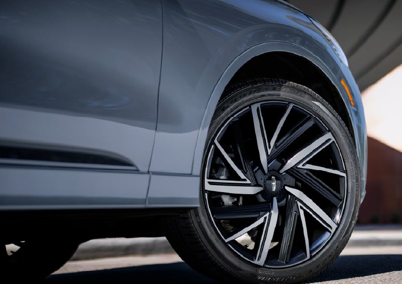 The wheel of the 2027 Lincoln Aviator® Black Label™ SUV is shown slightly angled out. | Steet-Ponte Lincoln in Yorkville NY